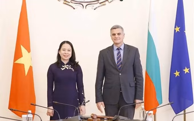 La vicepresidenta de Vietnam, Vo Thi Anh Xuan (izquierda), y el primer ministro interino de Bulgaria, Stefan Yanev. (Fotografía: VNA)