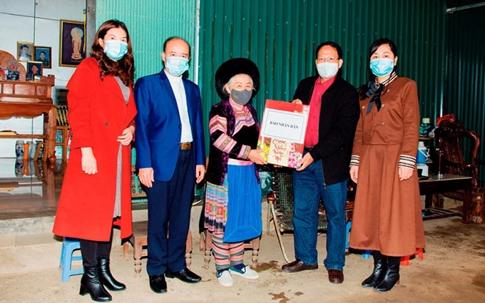 Periódico Nhan Dan entrega regalos a familias beneficiadas de políticas preferenciales en Lao Cai.