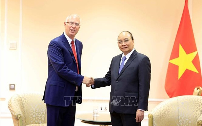 El director ejecutivo del Fondo Ruso de Inversión Directa, Kirill Dmitriev, y el presidente de Vietnam, Nguyen Xuan Phuc. (Fotografía: VNA)
