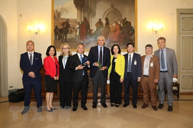La delegación vietnamita, encabezada por Don Tuan Phong, subjefe de la Comisión de Relaciones Exteriores de la Asamblea Nacional, con el presidente del Grupo Parlamentario Italiano en la UIP y presidente honorario de la UIP, Pier Ferdinando Casini. (Fotografía: VNA)
