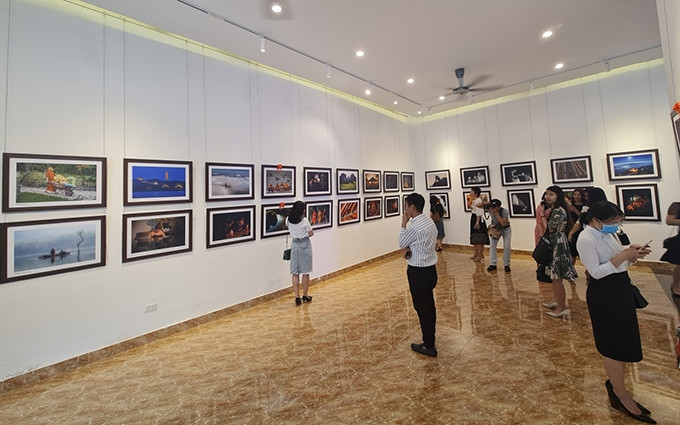 En la exposición. (Fotografía: VOV)