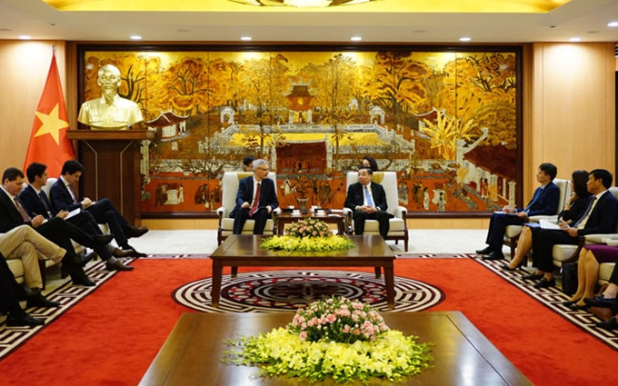 El miembro del Comité Central del Partido Comunista de Vietnam y presidente del Comité Popular de Hanói, Chu Ngoc Anh recibe al El embajador francés, Nicolas Warnery. (Fotografía: hanoimoi.com.vn)