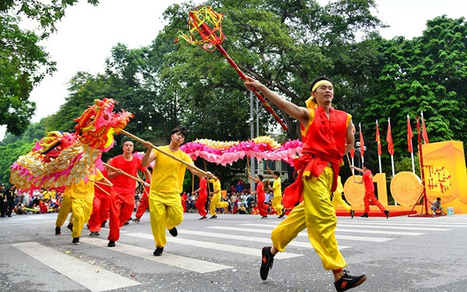 Un espectáculo de danza del dragón en la calle peatonal alrededor del lago Hoan Kiem, en Hanói. (Fotografía: Duy Linh)
