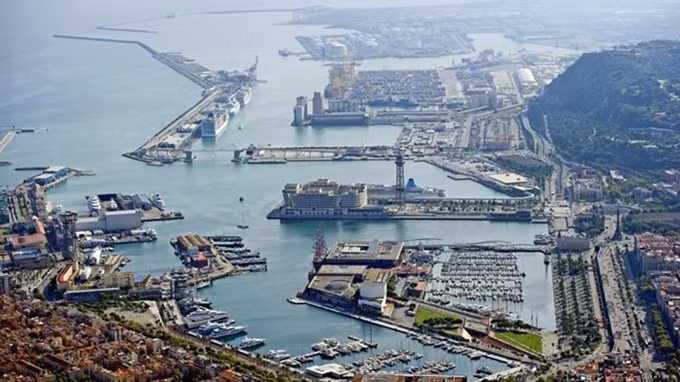 Vista aérea del Puerto de Barcelona, con el Port Vell y el World Trade Centre en primer término (Fuente: La Vanguardia)