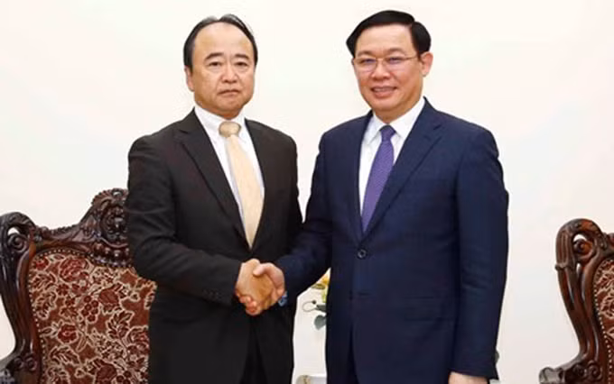 El viceprimer ministro de Vietnam, Vuong Dinh Hue, recibe a Kenji Kawahara, presidente y director ejecutivo de la empresa de servicios financieros de AEON (Fotografía: baochinhphu.vn)