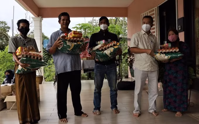 Brindan asistencia a los cham vietnamitas necesitados en Malasia. (Fotografía: VNA)