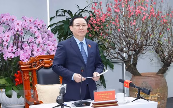 El presidente de la Asamblea Nacional de Vietnam, Vuong Dinh Hue, interviene en la reunión. (Fotografía: VNA)