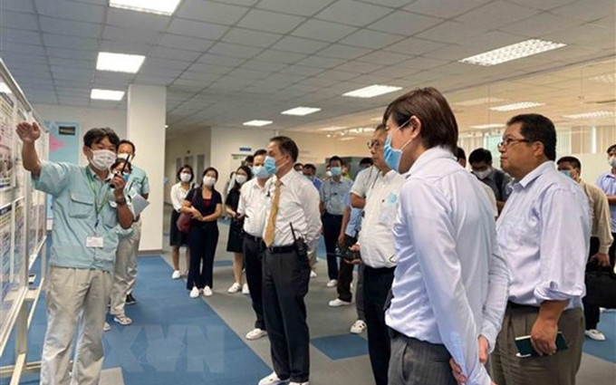 La delegación visita la empresa Panasonic. (Fotografía: VNA)