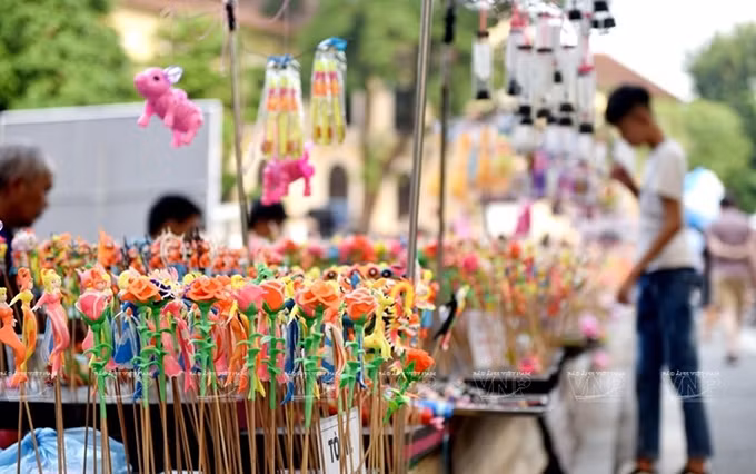 Arte singular de elaborar juguetes de harina de arroz To He. (Fotografía: VNA)