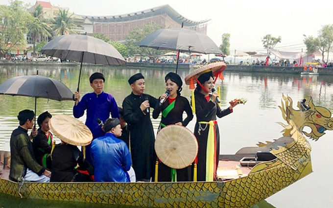 Una actuación del canto ‘quan ho’. (Fotografía: hanoimoi.com.vn)