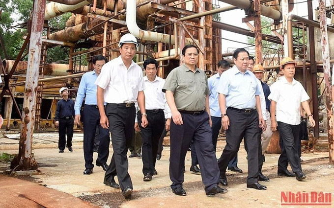 La delegación del primer ministro Pham Minh Chinh en el sitio. (Fotografía: Nhan Dan)
