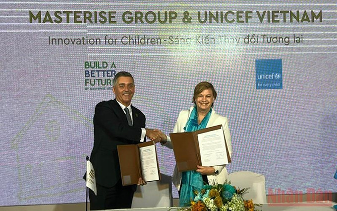 La representante de Unicef en Vietnam, Rana Flowers, en el acto de firma. (Fotografía: Nhan Dan)