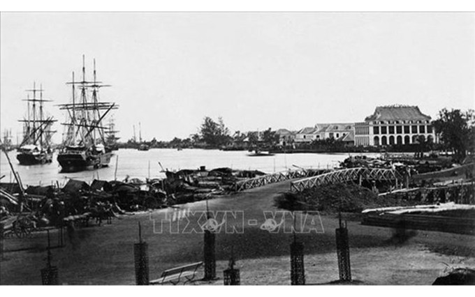 Desde el muelle de Nha Rong en el río Saigón, el 5 de junio de 1911, el joven patriota Nguyen Tat Thanh partió del país en el barco Admiral Latouche-Tréville para cumplir su aspiración de liberar al país del yugo de los colonialistas e imperialistas (Fuente: Archivo de VNA)