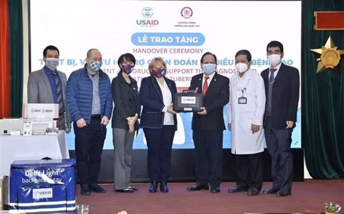 Estados Unidos dona máquina de diagnóstico rápido de tuberculosis a Vietnam. (Fotografía: VNA)