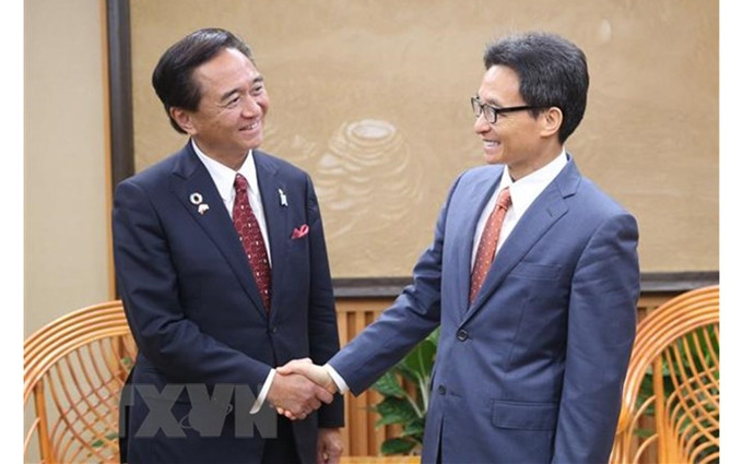 El vice primer ministro de Vietnam, Vu Duc Dam (D) y Juroiwa Yuji, vicegobernador de la prefectura japonesa de Kanagawa durante la reunión. (Fotografía: VNA)