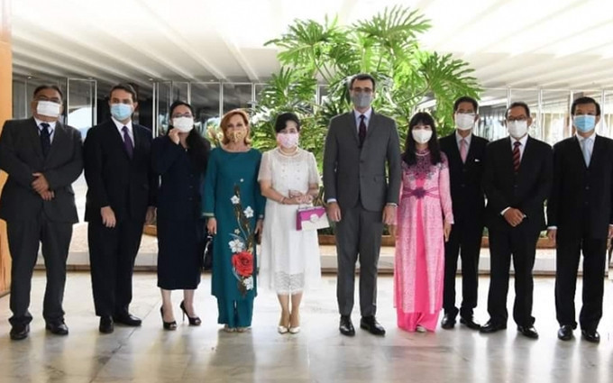 El canciller brasileño, Carlos Alberto Franco França, y los embajadores (Fotografía: baoquocte.vn)