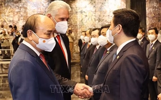 El presidente vietnamita, Nguyen Xuan Phuc, presenta al primer secretario del Comité Central del Partido Comunista y presidente de Cuba, Miguel Díaz-Canel, sobre los miembros de su delegación vietnamita en la ceremonia de bienvenida. (Fotografía: VNA)