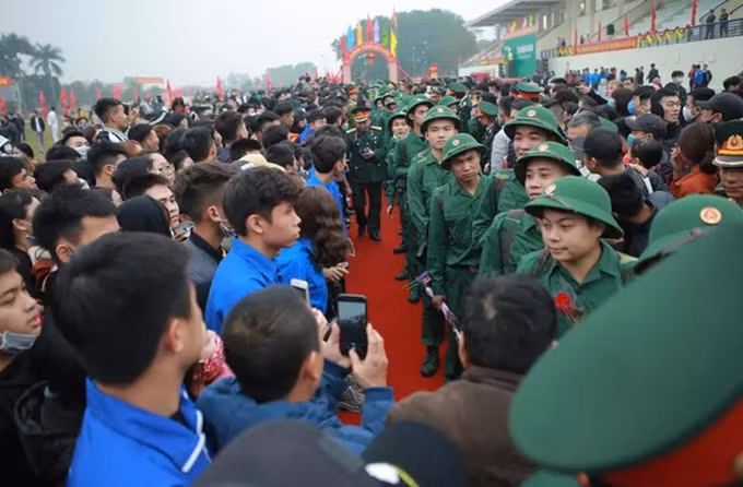 Jóvenes capitalinos se alistan al ejército. (Fotografía: VTV)