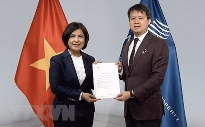 Entrega del documento sobre la adhesión de Vietnam al Tratado sobre Interpretación o Ejecución y Fonogramas de la OMPI (Foto: VNA)