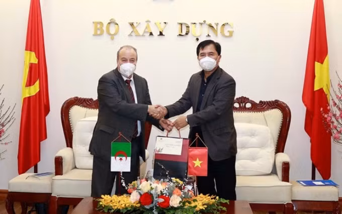 El embajador argelino Boubazine Abdelhamid se reúne con el viceministro de Construcción de Vietnam Le Quang Hung, también presidente de la Asociación de Amistad Vietnam - Argelia (Foto: la Embajada de Vietnam en Argelia)