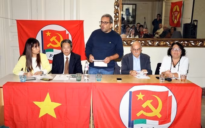 El secretario encargado de la educación del Partido Comunista Italiano (PCI), Luca Cangemi, interviene en el evento. (Fotografía: VNA)