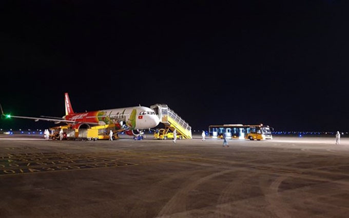 Avión que transportaba pasajeros vietnamitas desde Japón, aterriza en el aeropuerto internacional Van Don. (Fuente: VNA)