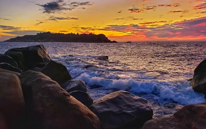 Los turistas que quieran contemplar el alba en Mui Doi deberán levantarse a las cuatro de la madrugada, cuando todavía no ha salido el sol. (Fotografía: Nguyen Chi Nam)