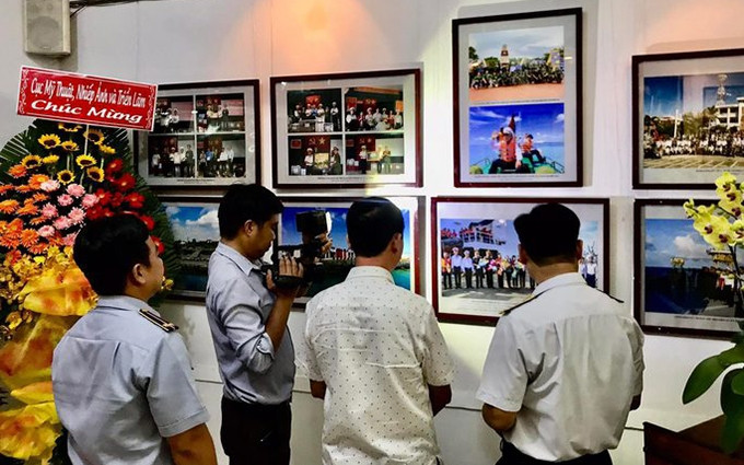 Visitantes a la exposición. (Fotografía: nld.com.vn)