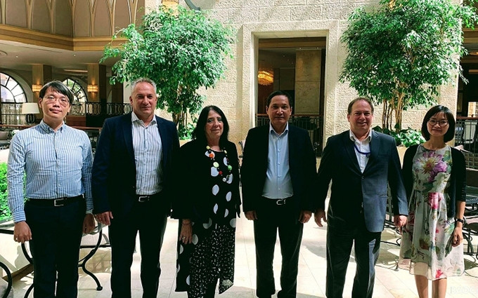 El embajador vietnamita en Israel, Do Minh Hung (tercero por la derecha) junto con los asistentes al encuentro. 