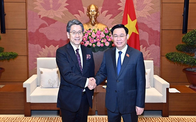 El presidente de la Asamblea Nacional, Vuong Dinh Hue (derecha), recibe a Maeda Tadashi, titular del Consejo Administrativo del JBIC. (Fotografía: Nhan Dan)