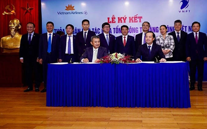 La ceremonia de firma del acuerdo de cooperación estratégica entre La Corporación Vietnam Airlines (VNA) y el Grupo de Correos y Telecomunicaciones de Vietnam (VNPT).