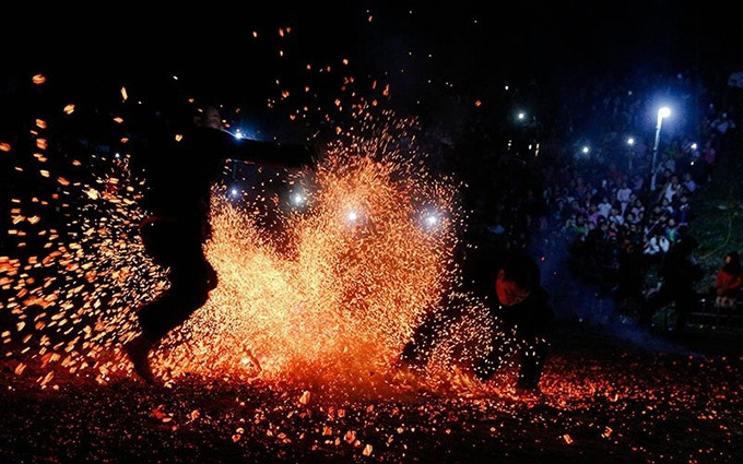 De acuerdo con la creencia de la etnia Pa Then, el fuego se considera como el dios sagrado que les brinda a los pobladores una vida feliz, próspera y de buena salud.