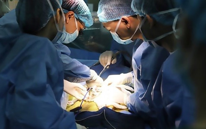 Vietnam realiza con éxito primer trasplante de hígado para niña con cáncer avanzado. (Fotografía: VNA)