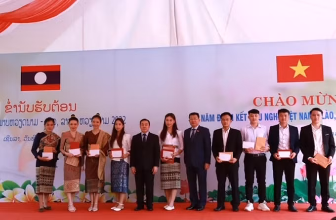 El Comité de Asuntos Exteriores de la Asamblea Nacional de Vietnam y la Embajada de Laos en el país entregan regalos a estudiantes laosianos en Son La. (Fotografía: Nhan Dan)