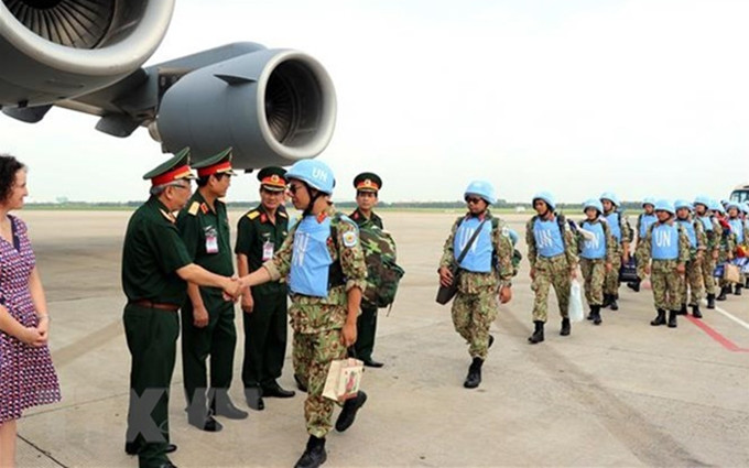 El viceministro de Defensa vietnamita, teniente general Nguyen Chi Vinh, despidió el 15 de octubre a los médicos y funcionarios del Hospital de Campaña de Segunda Categoría que fueron a Sudan para participar en la misión de mantenimiento de paz de la ONU. (Fuente: VNA)