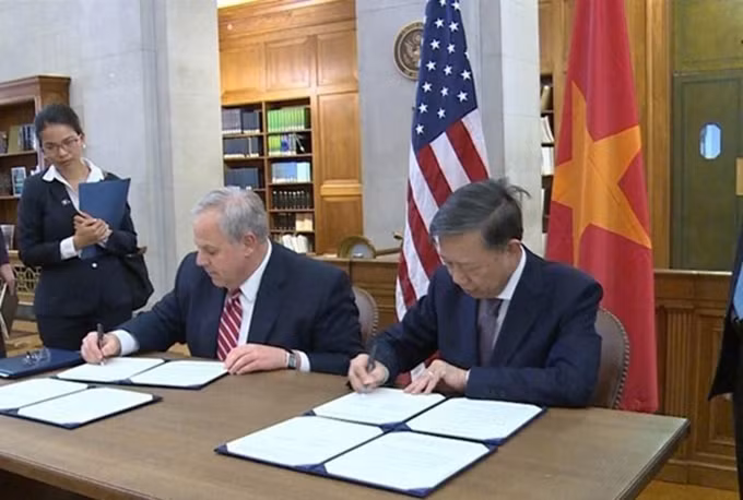 El ministro de Seguridad Pública vietnamita, To Lam (Derecha), y el secretario del Departamento del Interior estadounidense, Davis Bernhardt (Izquierda). Fotografía: VNA