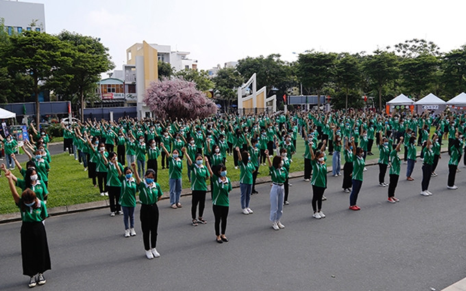 Interpretación de flashmob por más de 700 profesores y estudiantes en el evento.