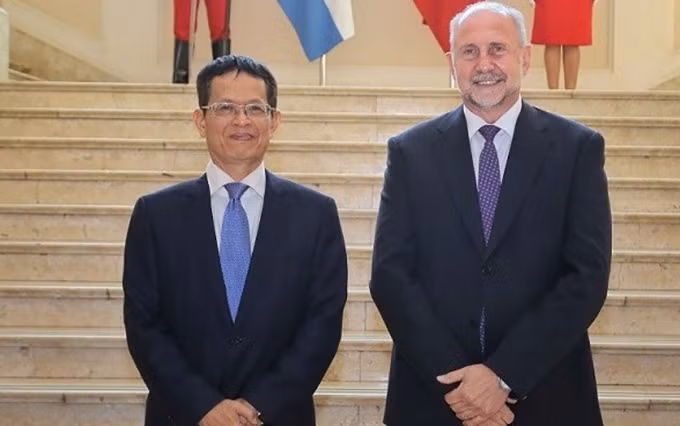 El embajador de Vietnam en Buenos Aires, Duong Quoc Thanh y el gobernador de la provincia argentina de Santa Fe, Omar Perotti. (Fotografía: baoquocte.vn)