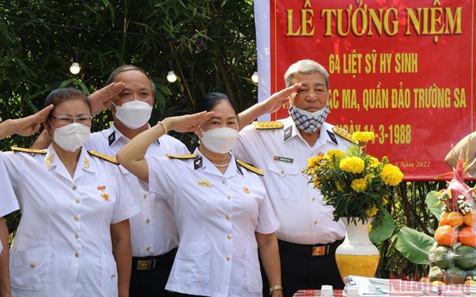 Ceremonia de ofrenda de incienso en memoria a los mártires de la batalla de Gac Ma en el distrito de Tho Quang, bahía de Da Nang. 