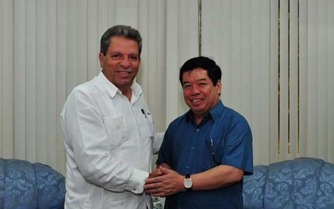 Víctor Gaute López y Nguyen Viet Thao. (Fotografía: VNA)