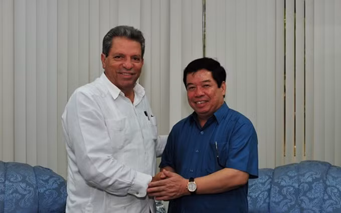 Víctor Gaute López y Nguyen Viet Thao. (Fotografía: VNA)