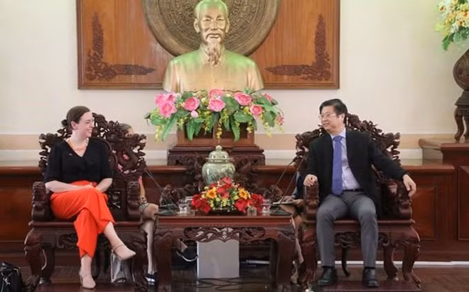 El vicepresidente del Comité popular de la ciudad de Can Tho, Truong Quang Hoai Nam, recibe a la cónsul general de Australia, Julianne Cowley. (Fotografía: VNA)
