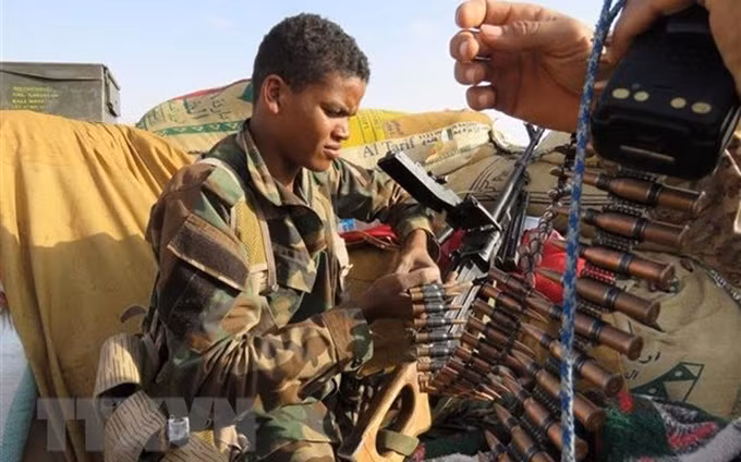 Soldados de las fuerzas progubernamentales yemeníes luchan con combatientes hutíes en Marib, Yemen. (Foto: AFP/VNA)
