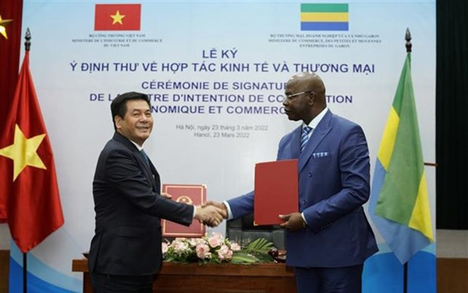 El ministro de Industria y Comercio de Vietnam, Nguyen Hong Dien (izquierda), y Yves Fernand Manfoumbi, titular de Comercio, y Empresas medianas y pequeñas de Gabón. (Fotografía: VNA)