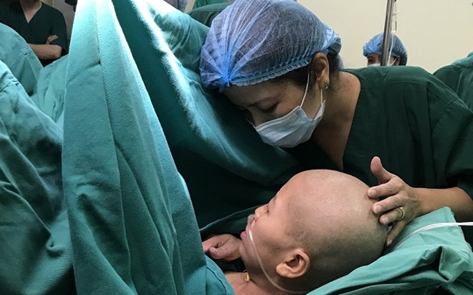 La paciente Nguyen Thi Lien en el parto. (Fotografía: Nhan Dan) 