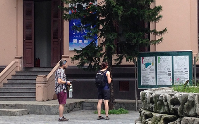 Turistas extranjeros en el Museo de Bellas Artes de Vietnam.
