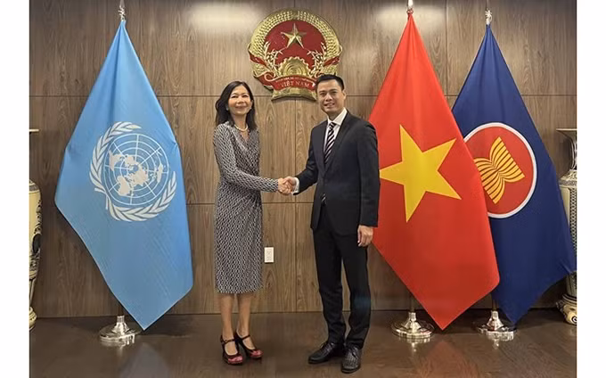 El representante permanente de Vietnam ante la ONU, Dang Hoang Giang, y la coordinadora residente de la ONU en Vietnam, Pauline Tamesis. (Fotografía: baoquocte.vn)