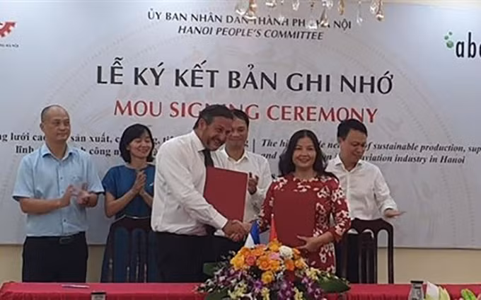 Acto de rúbrica. (Fotografía: VNA)