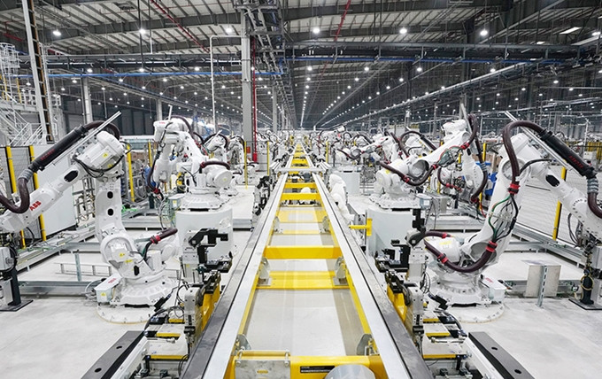 Dentro del taller de soldadura de carrocerías de VinFast, con más de mil robots y líneas de producción extremadamente modernas. (Fotografía: Autoexpress.vn)