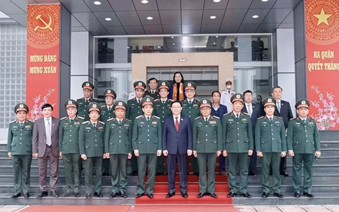 El presidente de la Asamblea Nacional de Vietnam, Vuong Dinh Hue, y representantes del Departamento General de Inteligencia de Defensa (Foto: VNA)